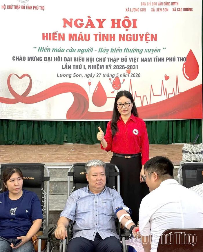 Lãnh đạo xã Lương Sơn tham gia hiến máu tình nguyện.