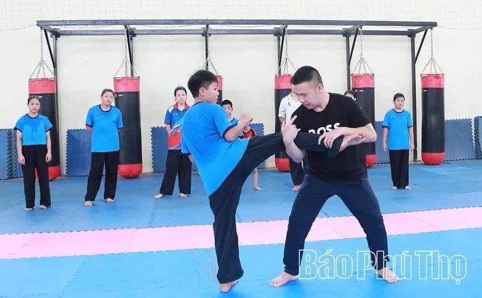 Huấn luyện viên hướng dẫn VĐV luyện tập môn Pencak Silat.