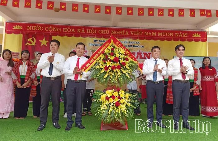 Phó Chủ tịch UBND tỉnh Vũ Việt Văn cùng lãnh đạo xã Bao La tặng hoa chúc mừng giáo viên và học sinh Trường THCS Bao La nhân dịp khai giảng năm học mới.