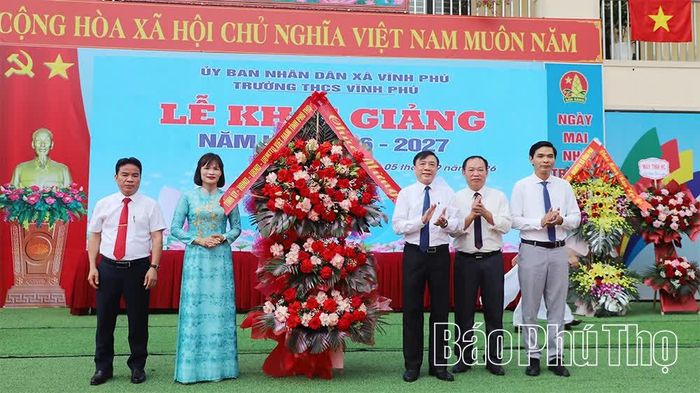 Đại diện lãnh đạo Sở GD&ĐT tặng hoa chúc mừng Trường THCS Vĩnh Phú nhân dịp năm học mới.