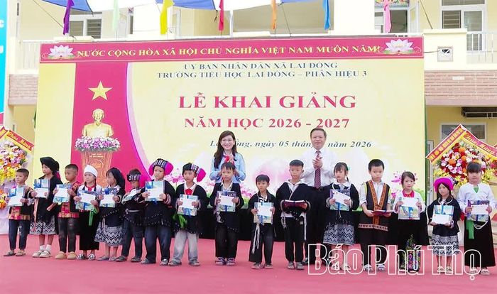 Phó Chủ tịch UBND tỉnh Phan Trọng Tấn và Bí thư Ban Chấp hành Trung ương Đoàn, Chủ tịch Hội đồng Đội Trung ương Hồ Hồng Nguyên trao tặng nhiều phần quà ý nghĩa nhân dịp khai giảng năm học mới.