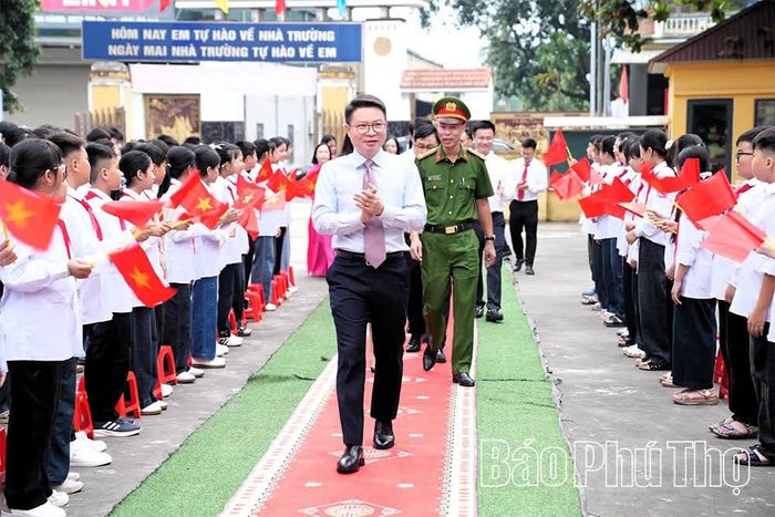 Đồng chí Giám đốc Công an tỉnh Nguyễn Minh Tuấn dự khai giảng tại Trường THCS Lương Khánh Thiện.