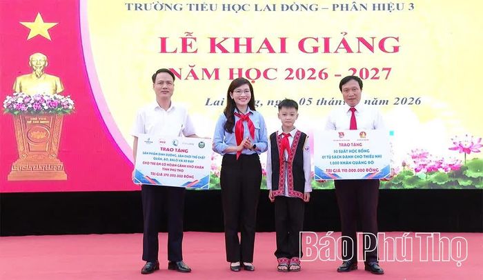 Bí thư Ban Chấp hành Trung ương Đoàn, Chủ tịch Hội đồng Đội Trung ương Hồ Hồng Nguyên trao tặng biển tượng trưng với số tiền 370 triệu đồng cho Quỹ Bảo trợ trẻ em tỉnh Phú Thọ.