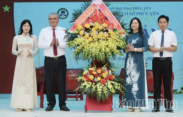 Bí thư Đảng ủy phường Xuân Hòa Nguyễn Việt Phương tặng hoa chúc mừng Trường THCS Phúc Yên, phường Phúc Yên.