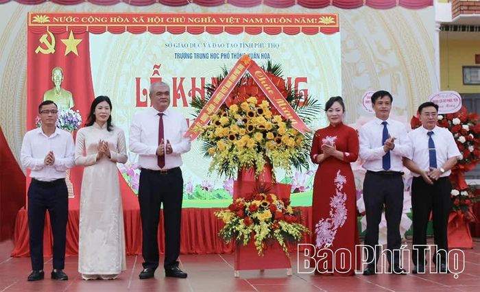 Bí thư Đảng ủy phường Xuân Hòa Nguyễn Việt Phương tặng hoa chúc mừng Trường THPT Xuân Hòa.