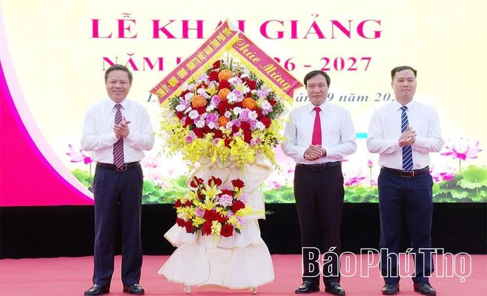 Phó Chủ tịch UBND tỉnh Phan Trọng Tấn tặng hoa chúc mừng Trường Tiểu học Lai Đồng.