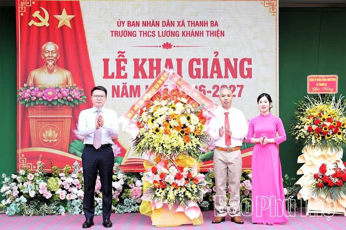 Đồng chí Giám đốc Công an tỉnh Nguyễn Minh Tuấn tặng hoa chúc mừng Trường THCS Lương Khánh Thiện khai giảng năm học 2026-2027.