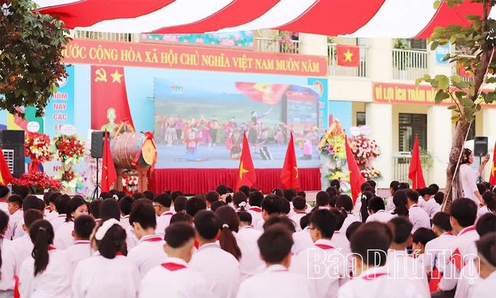 Thầy và trò Trường THCS Vĩnh Phú cùng tham dự Lễ khai giảng tại các điểm cầu truyền hình trên cả nước.
