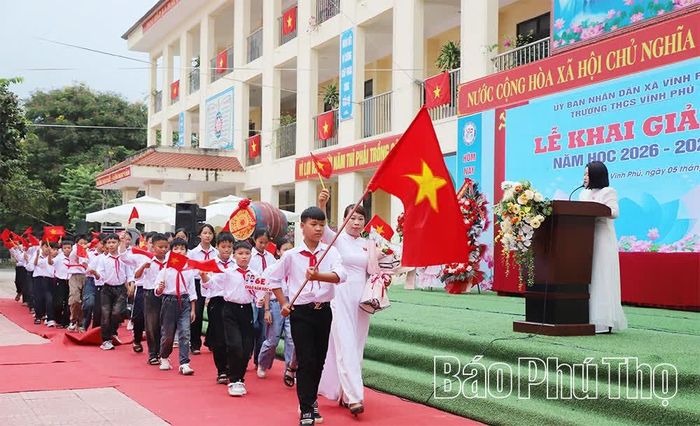 Trường THCS Vĩnh Phú tổ chức lễ đón học sinh đầu cấp trong lễ khai giảng.