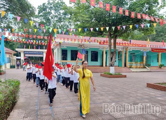 Giáo viên và học sinh Trường THCS Bao La đón các em học sinh khối 6.