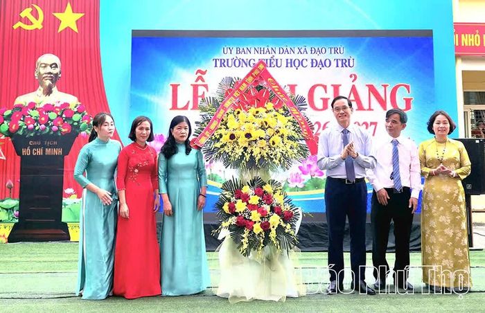 Giám đốc Sở Dân tộc và Tôn giáo Nguyễn Hải tặng hoa chúc mừng Trường Tiểu học Đạo Trù nhân dịp khai giảng năm học mới.