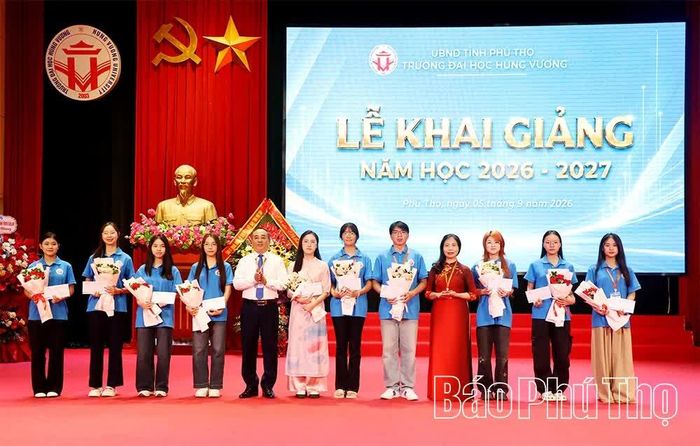 Ban Giám hiệu nhà trường trao thưởng cho các thủ khoa đầu vào khóa K24.