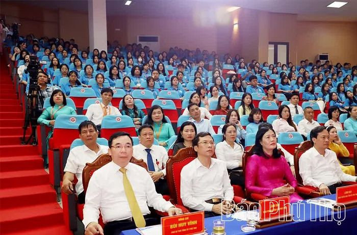 Các đại biểu và tân sinh viên tại lễ khai giảng.