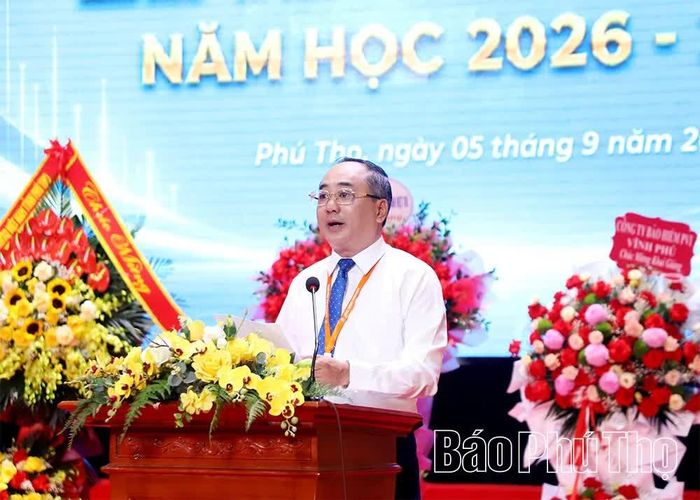 Tiến sĩ Đỗ Khắc Thanh - Hiệu trưởng nhà trường phát biểu tại lễ khai giảng.