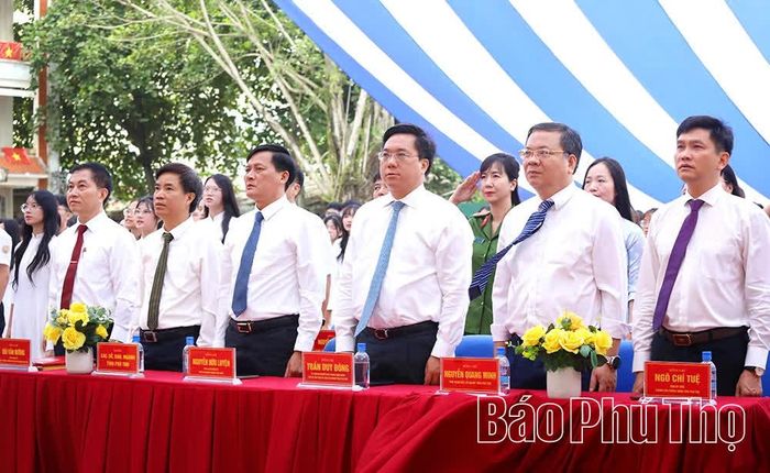 Chủ tịch UBND tỉnh Trần Duy Đông cùng các đại biểu dự lễ chào cờ cùng các điểm cầu trong nội dung kết nối trực tuyến khai giảng.
