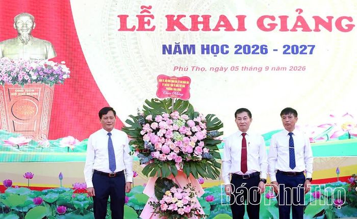Lãnh đạo phường Hòa Bình tặng hoa chúc mừng nhà trường.