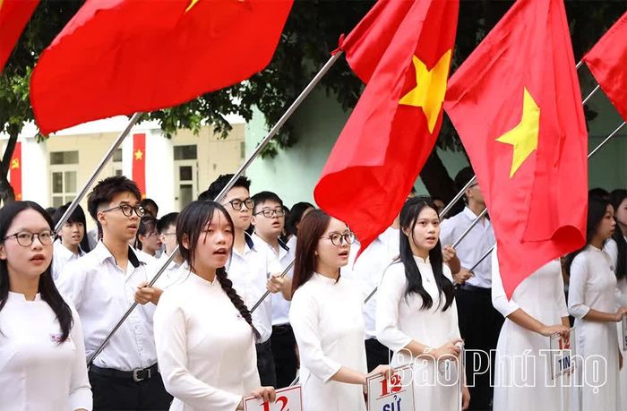 Các em học sinh trong Lễ chào cờ.