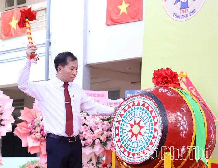 Thầy Bùi Văn Đường - Hiệu trưởng Trường THPT Chuyên Hoàng Văn Thụ đánh trống khai trường.