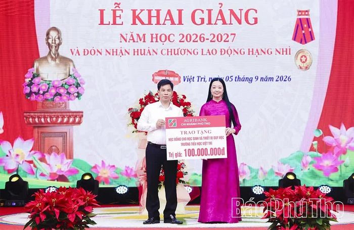 Lãnh đạo Ngân hàng Agribank chi nhánh Phú Thọ trao học bổng và thiết bị dạy học tặng Trường Tiểu học Việt Trì.