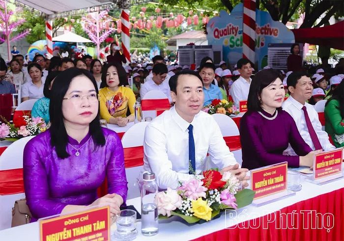 Các đại biểu dự lễ khai giảng tại Trường Tiểu học Việt Trì.