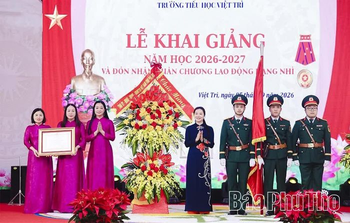 Phó Bí thư Tỉnh ủy, Chủ tịch Ủy ban MTTQ tỉnh Bùi Thị Minh tặng hoa chúc mừng nhà trường.