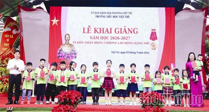 Lãnh đạo Ngân hàng Agribank chi nhánh Phú Thọ trao quà tặng các em học sinh có hoàn cảnh khó khăn.
