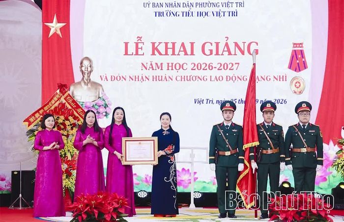 Đồng chí Bùi Thị Minh - Phó Bí thư Tỉnh ủy, Chủ tịch Ủy ban MTTQ tỉnh trao Huân chương Lao động hạng Nhì tặng Trường Tiểu học Tân Dân, nay là Trường Tiểu học Việt Trì.