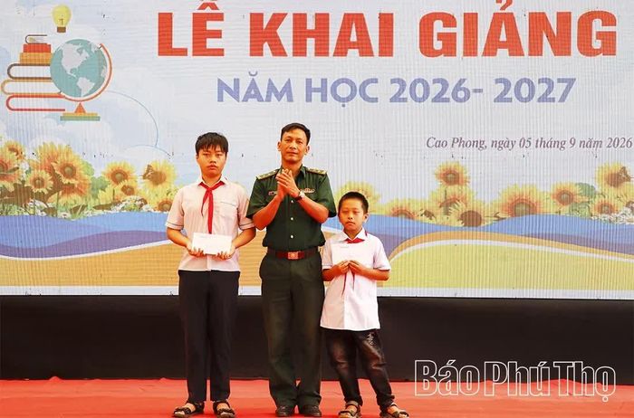 Đại diện lãnh đạo Kho Kỹ thuật tổng hợp - Cục Kỹ thuật Bộ đội Biên phòng trao học bổng chương trình "Nhận đỡ đầu học sinh nghèo hiếu học" của đơn vị cho các m học sinh có hoàn cảnh khó khăn.