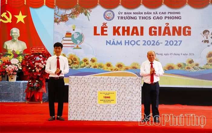 Thay mặt lãnh đạo tỉnh, đồng chí Bùi Đức Hinh tặng quà thầy và trò Trường THCS Cao Phong.