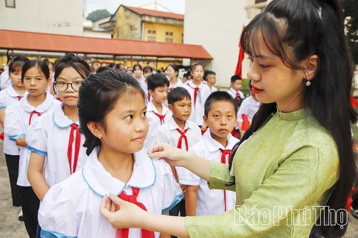 Cô và trò Trường THCS Cao Phong tại lễ khai giảng năm học mới.