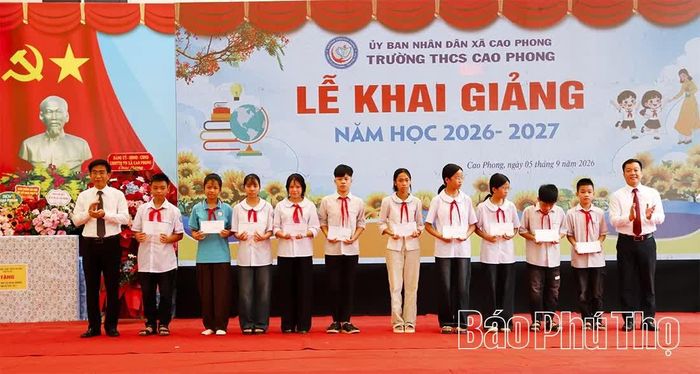 Lãnh đạo Đảng ủy, UBND xã Cao Phong tặng quà cho các em học sinh nhân dịp năm học mới.