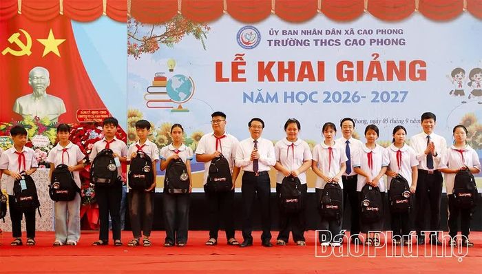 Đại diện lãnh đạo các ban, sở, ngành tặng quà của Qũy Bảo trợ trẻ em tỉnh cho các em học sinh trường THCS Cao Phong nhân dịp khai giảng năm học mới.