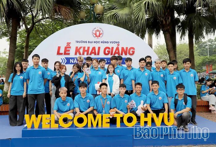Các tân sinh viên K24 rạng ngời trong ngày khai giảng.