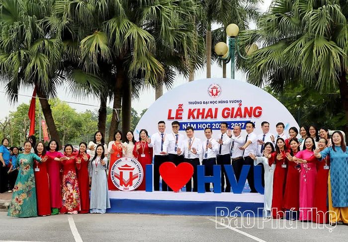 Tập thể Khoa Khoa học tự nhiên phấn khởi bước vào năm học mới.