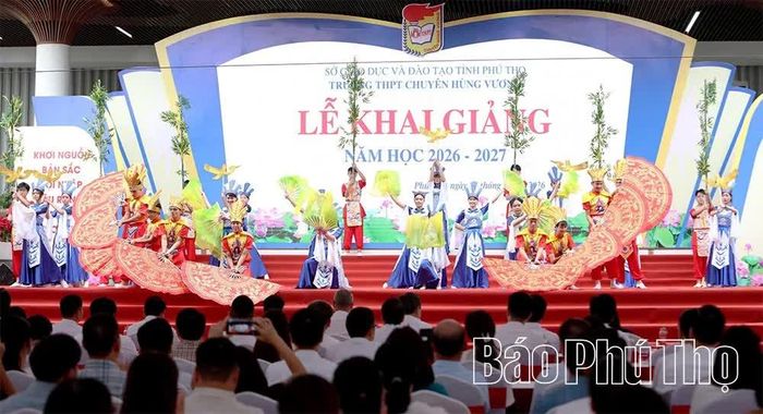 ... và trường tại Trường THPT Chuyên Hùng Vương.
