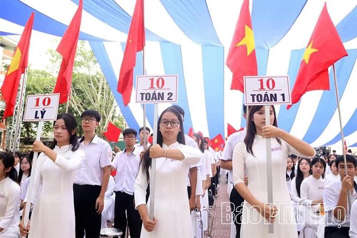 Học sinh khối 10 Trường THPT Hòa Bình trong ngày khai trường.
