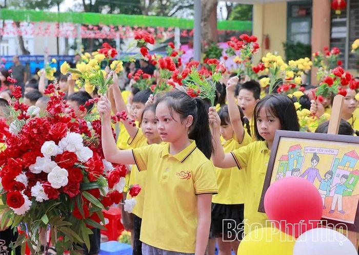 Niềm hân hoan của các em học sinh trong ngày khai trường.