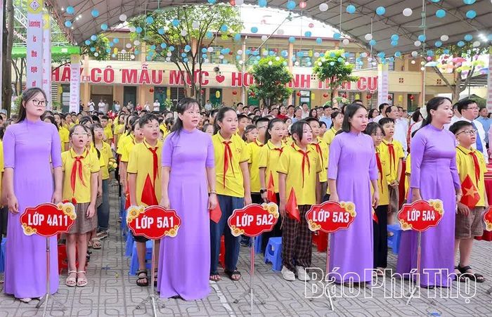 Cô và trò thực hiện nghi lễ chào cờ.