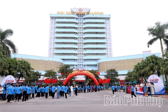 Không khí khai giảng tràn đầy sức trẻ tại Trường Đại học Hùng Vương.