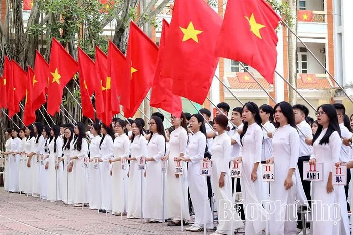 Sắc thắm quốc kỳ nhuộm đỏ sân trường trong ngày khai giảng.