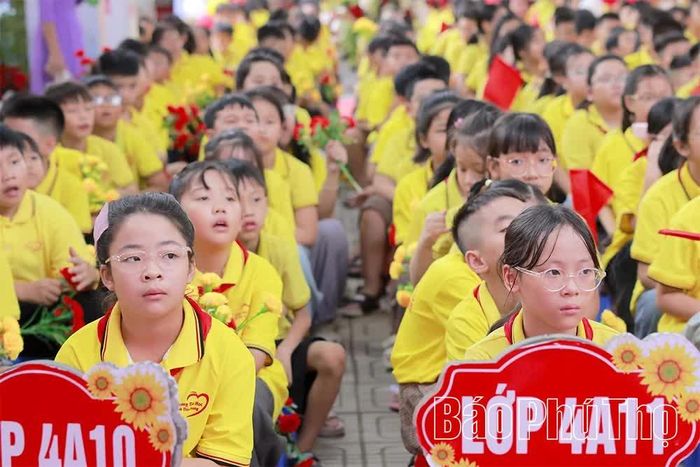 Các em học sinh chăm chú theo dõi, lắng nghe.