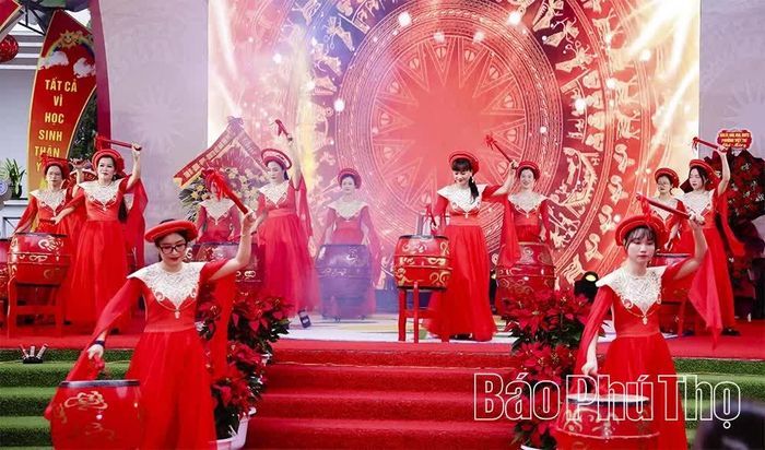 Các tiết mục văn nghệ đặc sắc, sôi động trong ngày khai trường tại Trường Tiểu học Việt Trì...