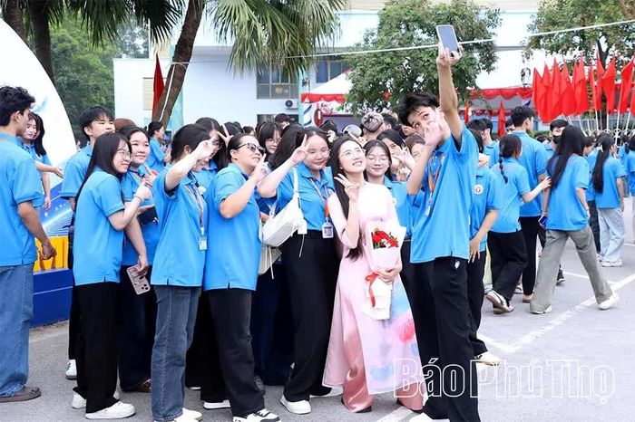 Các bạn sinh viên cùng nhau lưu giữ những khoảnh khắc đẹp ngày khai giảng.