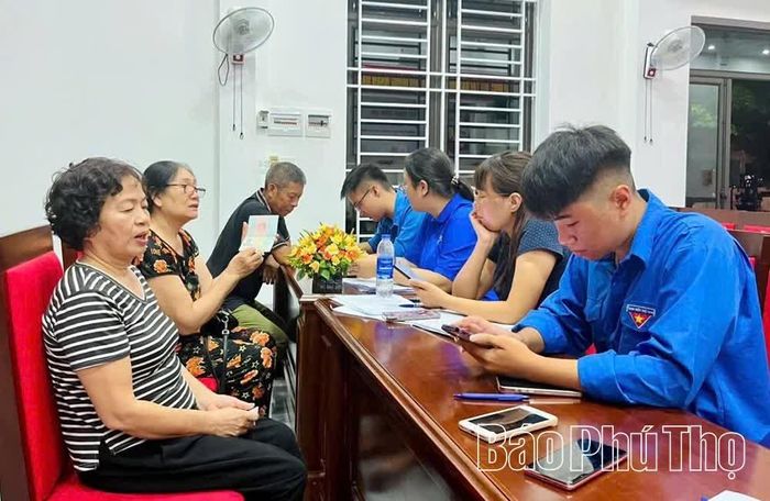 Đội Thanh niên tình nguyện “Bình dân học vụ số” Đoàn phường Vĩnh Phúc tham gia hỗ trợ người dân trên địa bàn phường.