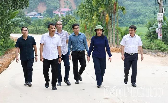 Lãnh đạo xã Yên Lập kiểm tra hạ tầng giao thông trên địa bàn.