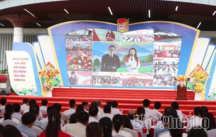 Học sinh Trường THPT Chuyên Hùng Vương theo dõi lễ khai giảng trực tuyến từ đầu cầu trung tâm tại tỉnh Lào Cai.