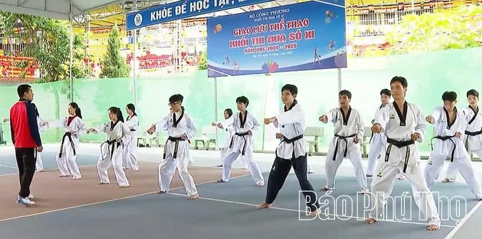 Lớp học võ thuật rèn luyện thể chất và kỹ năng tự vệ thu hút đông đảo sinh viên tham gia, góp phần xây dựng môi trường học đường lành mạnh, năng động.