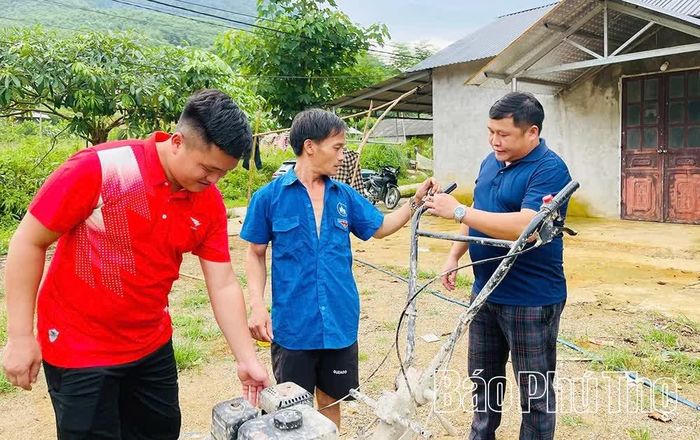 Đảng viên trẻ người Mông Sùng A Nhà (áo xanh, bên phải), Chi bộ thôn Mỹ Á, năng động, nhiệt huyết trong công tác tập hợp, phát huy sức mạnh đại đoàn kết trong đồng bào Mông.