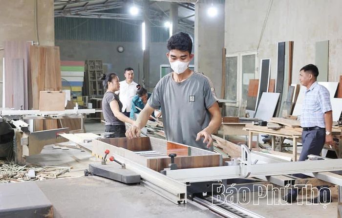 Xưởng mộc của gia đình anh Đỗ Văn Dũng tạo việc làm và thu nhập ổn định cho hơn chục lao động địa phương.