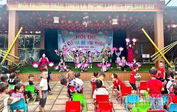 Cô và trò Phân hiệu Hang Kia (Trường Mầm non Pà Cò) tại Hội thi “Cô và bé vui khỏe”, tạo môi trường giáo dục thân thiện, thu hút trẻ vùng cao đến trường.